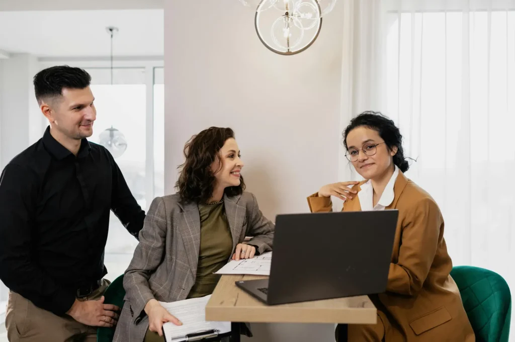 Team im Gespräch an einem Laptop